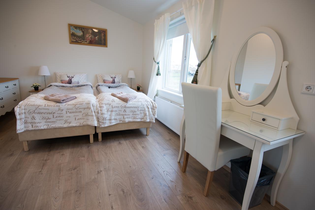 Guesthouse Grund Grindavik Bagian luar foto