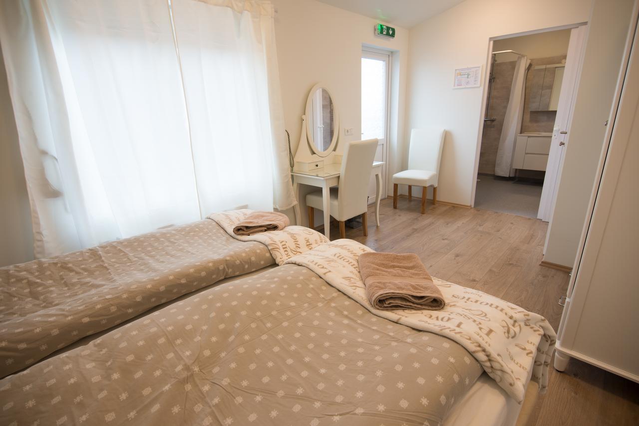 Guesthouse Grund Grindavik Bagian luar foto